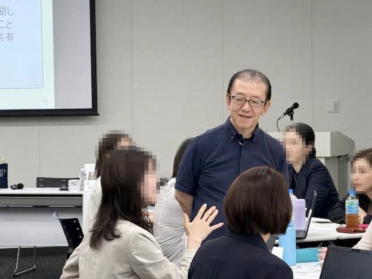 講座で受講生と話す飛河所長